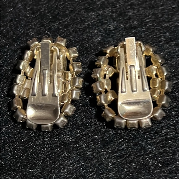 Beautiful Vintage Large Oval Clip On Earrings - Picture 2 of 9